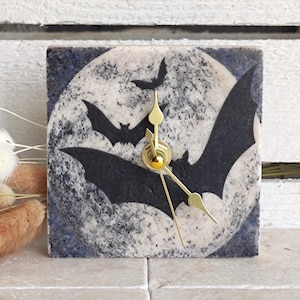 Orologio piastrellato in marmo fatto a mano con motivo pipistrello