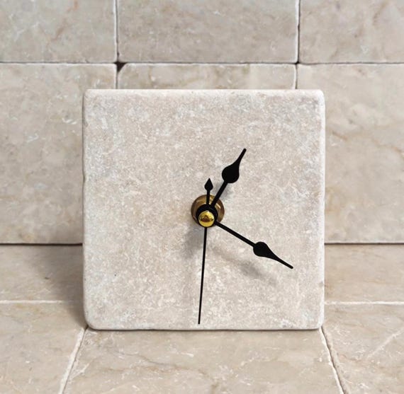 Uhr aus Marmorfliese inkl. Holzständer, kleine Tischuhr, Regaluhr, Standuhr