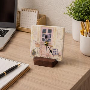 Puede incluir: Un juego de tres tazas de cerámica con un acabado mate moteado. Las tazas son en tonos crema, gris claro y gris oscuro. Cada taza tiene un diseño simple y moderno y un asa redondeada. Las tazas están apiladas.