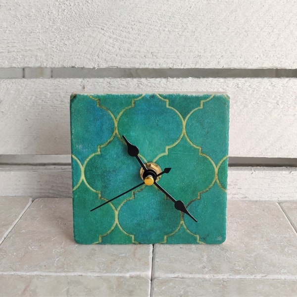Uhr aus Marmorfliese inkl. Holzständer, kleine Tischuhr, Regaluhr, Standuhr mit orientalisch Motiv