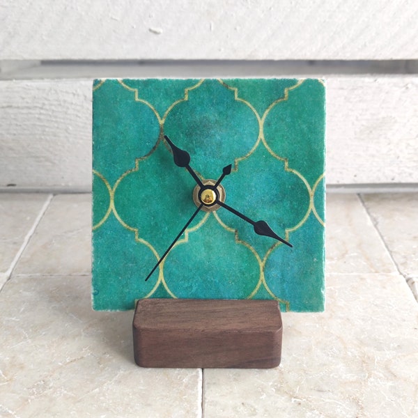 Uhr aus Marmorfliese inkl. Holzständer, kleine Tischuhr, Regaluhr, Standuhr mit orientalisch Motiv