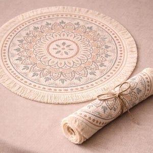 Op de afbeelding: Een set van drie keramische mokken met een gespikkelde, matte afwerking. De mokken zijn in crème, lichtgrijs en donkergrijs. Elke mok heeft een eenvoudig, minimalistisch ontwerp.