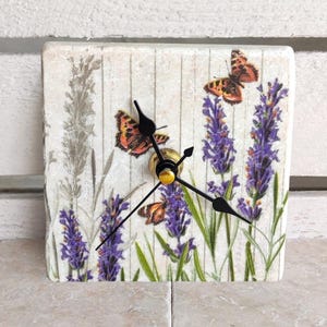 Handgemaakte marmeren tegelklok met vlinder en grassprieten motief