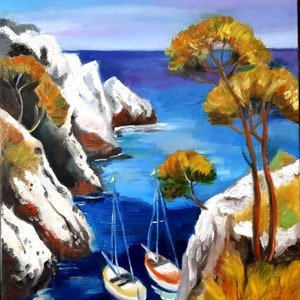 Puede incluir: Una pintura de un paisaje marítimo con dos veleros en una cala. El agua es de un azul profundo y el cielo es de un azul claro. Hay acantilados blancos a ambos lados de la cala y árboles con hojas amarillas en el lado derecho.