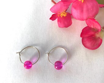 Boucles d’oreilles en perles plaquées argent 15mm - Hot pink | Boucles d’oreilles en verre rose vif | Jolis cerceaux roses | Boucles d’oreilles faites à la main