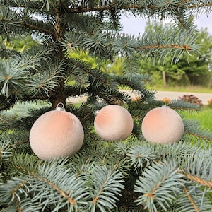 Adornos navideños hechos a mano de 3,15 pulgadas (8 cm) / Bolas de terciopelo en colores pastel melocotón y blanco