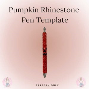 Può includere: Una penna di strass rossa con un design a forma di zucca. La penna è decorata con strass rossi e ha un contorno nero. Il testo "PATTERN ONLY" è in basso nell'immagine.