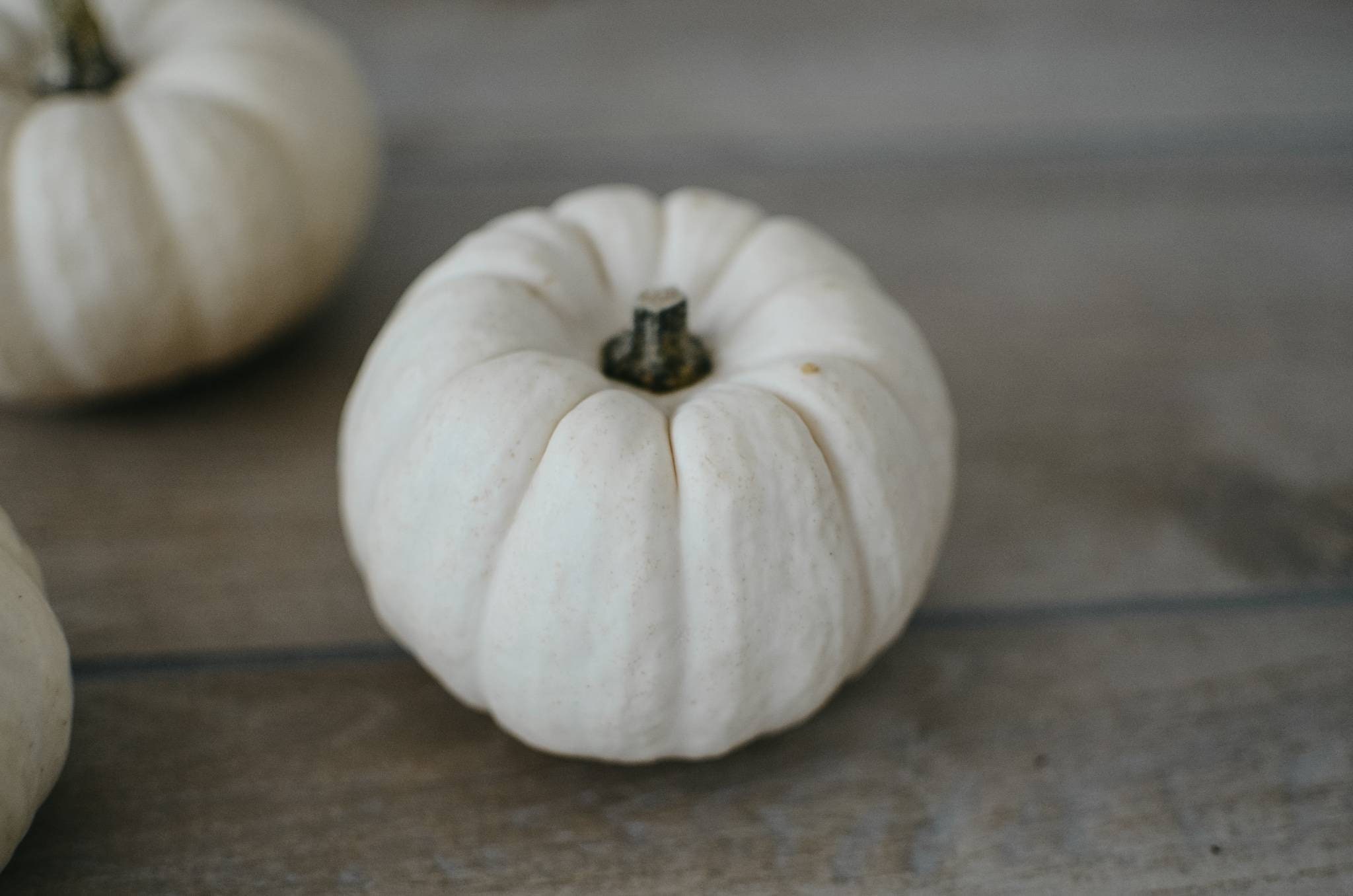 Healeep Halloween Dekoration - Weißer Kürbis Mit Eukalyptus Blätter Als Wandanhänger