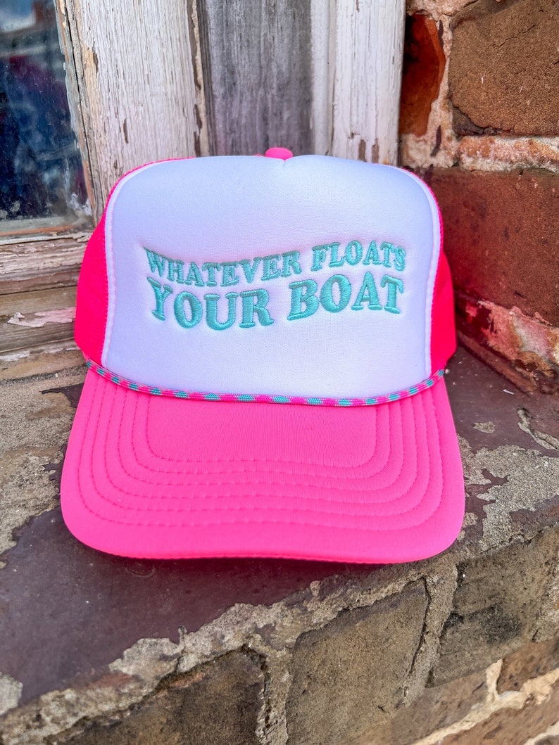 K&ouml;nnte beinhalten: Rosa-wei&szlig;e Trucker-Kappe mit einem t&uuml;rkisfarbenen gestickten Spruch "Whatever Floats Your Boat"