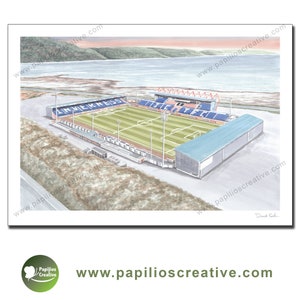 Könnte beinhalten: Eine Luftaufnahme eines Fußballstadions mit einem grünen Rasen und blauen und weißen Sitzplätzen. Das Stadion ist von einer grasbewachsenen Fläche und einem Gewässer umgeben. Der Text "Inverness" ist auf dem Stadion sichtbar.