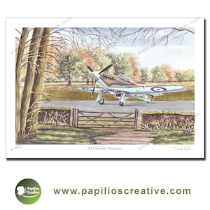 Puede incluir: Una pintura de acuarela de un avión RAF Hawker Hurricane verde y marrón estacionado en una pista con una puerta de madera en primer plano. El avión tiene un blanco redondo rojo, blanco y azul en el lateral. La pintura está ambientada en un fondo de árboles con follaje otoñal.