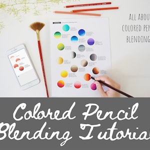 Puede incluir: Un primer plano de una tabla de mezcla de lápices de colores con una mano sosteniendo un lápiz y mezclando en la tabla. La tabla muestra diferentes colores y tonos de lápices de colores. El texto "ALL ABOUT COLORED PENCIL BLENDING!" está en la esquina superior derecha de la imagen. El texto "Colored Pencil Blending Tutorial" está en la parte inferior de la imagen.