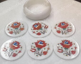 Set di sottobicchieri in marmo con intarsi floreali in corniola e supporto
