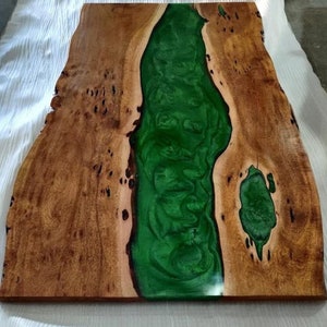 Tablero de mesa de madera de acacia River: resina epoxi verde, hecho a mano