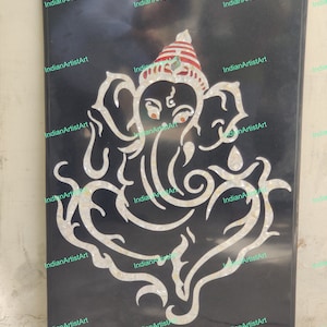 Puede incluir: Arte de pared de mármol negro con un mosaico blanco y crema de la deidad hindú Ganesha. El mosaico está hecho de pequeñas piezas irregulares de concha.