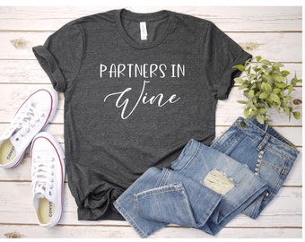 Maglietta Partners in Wine, Maglietta Wine, Maglietta Wine Lover, Maglietta Winery, Maglietta Funny Wine, Maglietta Drinking, Regalo per gli amanti del vino