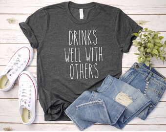 Camiseta "Beba bem com os outros", camiseta engraçada, camiseta divertida, despedida de solteira