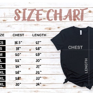 Op de afbeelding: Maattabel voor een T-shirt met metingen in inches voor borst en lengte. De maten omvatten XS, S, M, L, XL, 2XL, 3XL en 4XL.