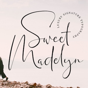 Puede incluir: Una firma manuscrita en tinta negra que dice "Sweet Madelyn" con el texto "Luxury Signature Typography" en un círculo alrededor de la firma.
