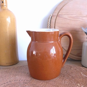 Preciosa jarra vintage francesa DIGOIN GRESPOTS de gres esmaltado en color caramelo oscuro, estilo rústico de granja.