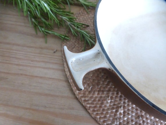 Superbe grand plat de cuisson à gratin LE CREUSET La Mama n°29 en fonte brun moka - conçu par Enzo Mari - rétro des années 1970 - Canada