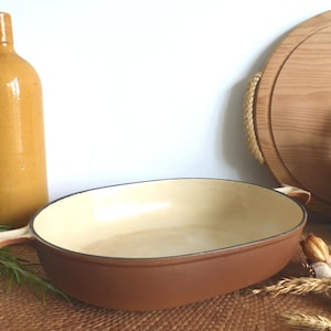 Superbe grand plat à gratin vintage français LE CREUSET La Mama No.29 La Mama en fonte brun moka - conçu par Enzo Mari - rétro des années 1970