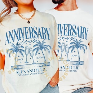 Może przedstawiać: Dwie białe koszulki z niebieskim tekstem i grafiką. Tekst na koszulkach brzmi "Anniversary Cruise" i "Since 2004". Jedna koszulka ma napis "Alex and Julie Wedding Anniversary", a druga "And Julie Wedding Anniversary".