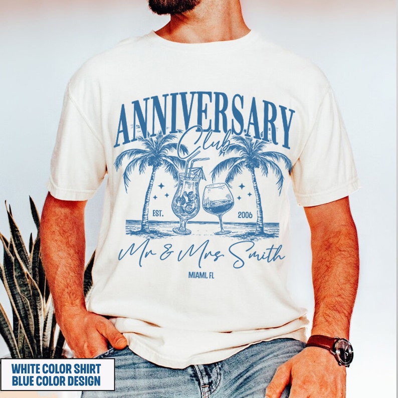 K&ouml;nnte beinhalten: Ein wei&szlig;es T-Shirt mit einem blauen Design mit Palmen, Cocktails und dem Text "Anniversary Club Est. 2006 Mr & Mrs Smith Miami, FL"