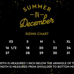 K&ouml;nnte beinhalten: Eine Gr&ouml;&szlig;entabelle f&uuml;r ein T-Shirt mit dem Text "Summer in December" in goldenen Buchstaben auf schwarzem Hintergrund. Die Tabelle zeigt die Breite und L&auml;nge in Zoll f&uuml;r die Gr&ouml;&szlig;en XS, S, M, L, XL und XXL.