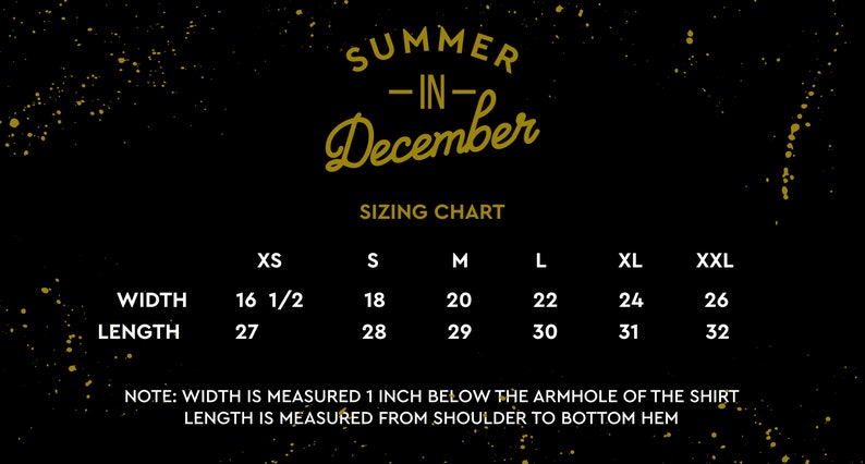 K&ouml;nnte beinhalten: Eine Gr&ouml;&szlig;entabelle f&uuml;r ein T-Shirt mit dem Text "Summer in December" in goldenen Buchstaben auf schwarzem Hintergrund. Die Tabelle zeigt die Breite und L&auml;nge in Zoll f&uuml;r die Gr&ouml;&szlig;en XS, S, M, L, XL und XXL.
