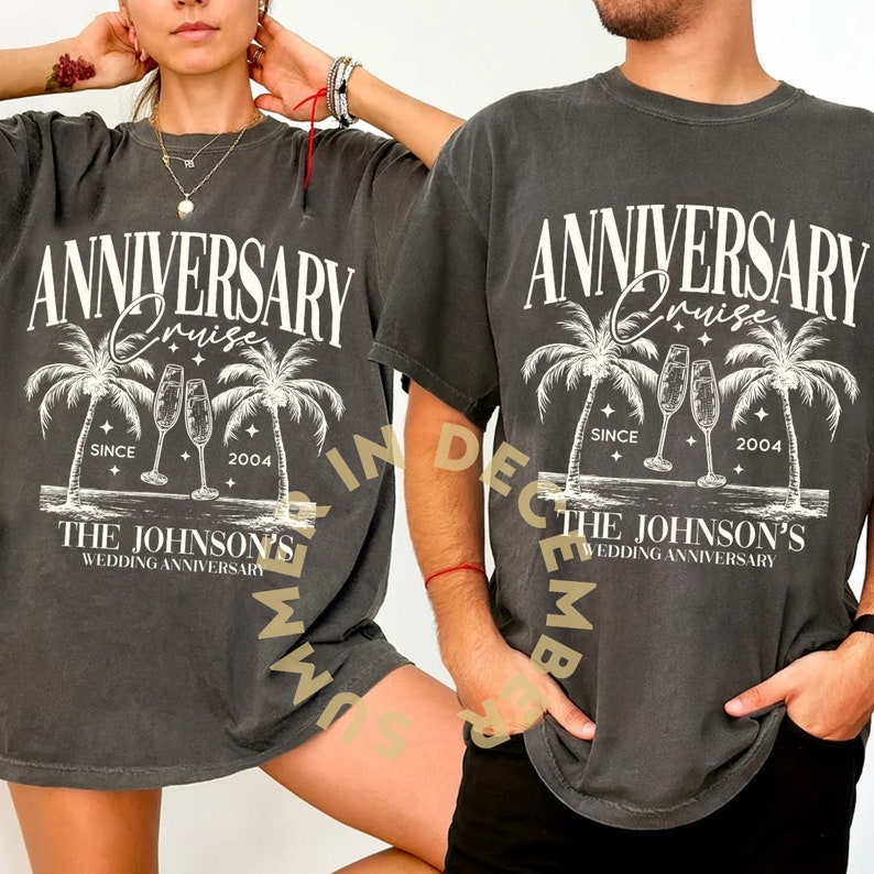 Może przedstawiać: Para szarych koszulek z nadrukiem graficznym przedstawiającym palmy, kieliszki do szampana i tekst "Anniversary Cruise" z latami "Since 2004" i "The Johnson's Wedding Anniversary".