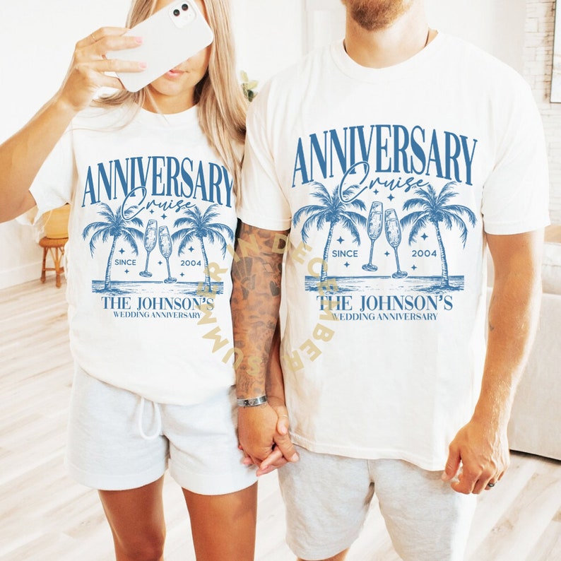 Może przedstawiać: Para w białych koszulkach z niebieskim nadrukiem graficznym, na kt&oacute;rym widnieje napis "Anniversary Cruise" z palmami, kieliszkami do szampana i tekstem "Since 2004" oraz "The Johnson's Wedding Anniversary".