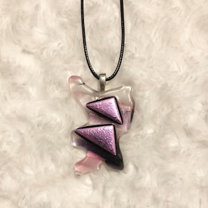 Collier en verre d&#39;art fondu avec pendentif en verre dichroïque multicolore rose lavande violet blanc