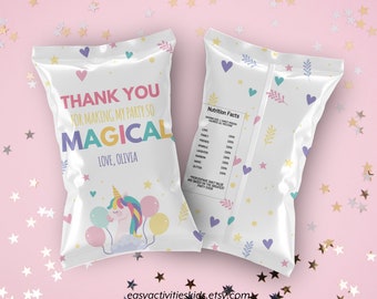 Puede incluir: Bolsa de regalo blanca con un unicornio y globos, el texto "Gracias por hacer mi fiesta tan mágica, Con cariño, Olivia" y una etiqueta de información nutricional con un diseño caprichoso.