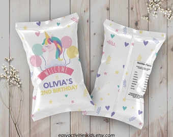 Puede incluir: Bolsa de patatas fritas blanca con un diseño de unicornio y globos. La bolsa dice "Bienvenido a Olivia's 2nd Birthday". La parte posterior de la bolsa tiene una etiqueta de información nutricional con un diseño caprichoso.