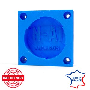 Puede incluir: Un cuadrado de plástico azul con esquinas redondeadas y un recorte circular. El recorte presenta el texto "N-AI" y "MADE IN FRANCE".