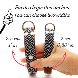 Peut inclure: Deux colliers pour chiens avec des motifs g&eacute;om&eacute;triques noirs et blancs sont pr&eacute;sent&eacute;s. L'un mesure 2,5 cm de large, l'autre 2 cm. Le texte "You can choose two widths" est au-dessus des colliers.