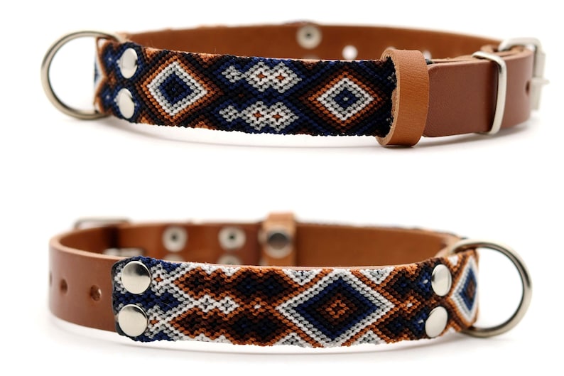 Peut inclure: Deux colliers pour chien en cuir marron avec un motif tiss&eacute; bleu marine, blanc et marron. Les colliers ont une garniture argent&eacute;e, dont un anneau en D et une boucle. La section tiss&eacute;e pr&eacute;sente un motif de losanges.