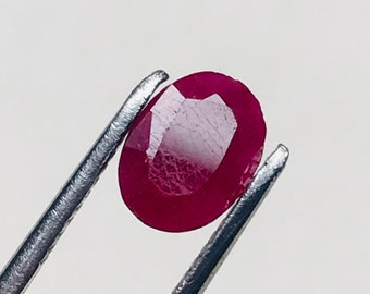 Pierre à facettes ovale rubis rouge, 1,45 carat (8 x 6 mm)