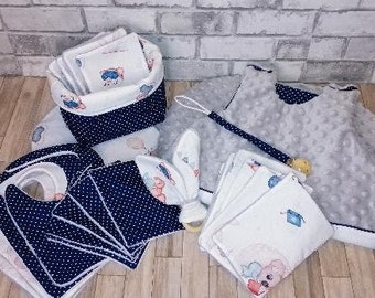 Babyset/Schlafsack/Schulterschutz/Schnullerclip/Feuchttücher/Korb/Rassel/Lätzchen/Turbulette