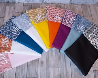 Può includere: Un set di dieci pochette con cerniera, con esterni in pelle di diversi colori e interni in tessuto fantasia. Ogni pochette ha un nome ricamato in bianco sull'interno in tessuto. I nomi sono: Maya, El, Mateo, Luna, Ma, El, Ma, Stella, Ma e Ma.