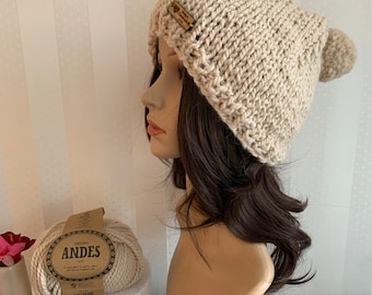 Mütze mit Bommel Hellbeige, Alpaka Wolle, handgestrickt