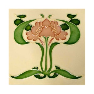 Könnte beinhalten: Eine cremefarbene Keramikfliese mit einem stilisierten Blumendesign. Die Blume ist rosa und hat einen grünen Stiel und Blätter.