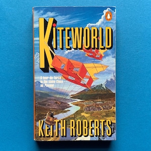 Può includere: Copertina del libro "KITEWORLD" di Keith Roberts. L'illustrazione mostra aquiloni che volano in un cielo blu con nuvole. Il libro ha un logo Penguin. Il testo recita "A tour-de-force in the same class as Pavane."