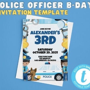 Puede incluir: Una plantilla de invitación de cumpleaños con temática policial con el texto "POLICE OFFICER B-DAY INVITATION TEMPLATE". La invitación presenta un coche de policía, agentes y un perro. La invitación es para el 3er cumpleaños de Alexander el 29 de octubre de 2021.