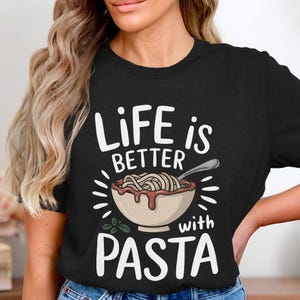 Lustiges Foodie T-Shirt, das Leben ist besser mit Pasta T-Shirt, italienisches Essen Liebhaber Shirt, süßes grafisches T-Shirt, Geschenk für Foodie, trendige Freizeitkleidung