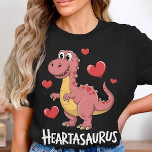 Schattig dinosaurus-T-shirt, schattige dino met hartjes T-shirt, kinder cartoon dinosaurus T-shirt, leuk grafisch shirt, leuk dino cadeau-idee