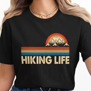 Wandern Leben T-Shirt, Retro Wander Shirt, Berge im Freien Grafik-T-Shirt, Natur-Liebhaber-Geschenk, Abenteuer-Shirt, Wanderbekleidung