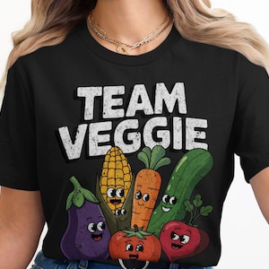 面白い野菜チームTシャツ、かわいい野菜漫画デザイントップ、ユニークなグラフィックTシャツギフト、楽しい農産物キャラクターシャツ、クールなグルメアパレル