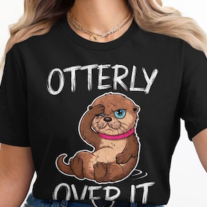 かわいい Otterly Over It グラフィック T シャツ、面白いカワウソ T シャツ、漫画カワウソ シャツ、動物愛好家へのギフト、カワウソをテーマにしたユーモア、ユニークなカジュアルウェア